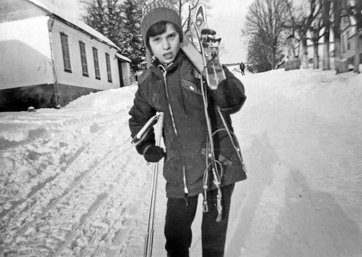 Mädchen mit Ski auf der Schulter
