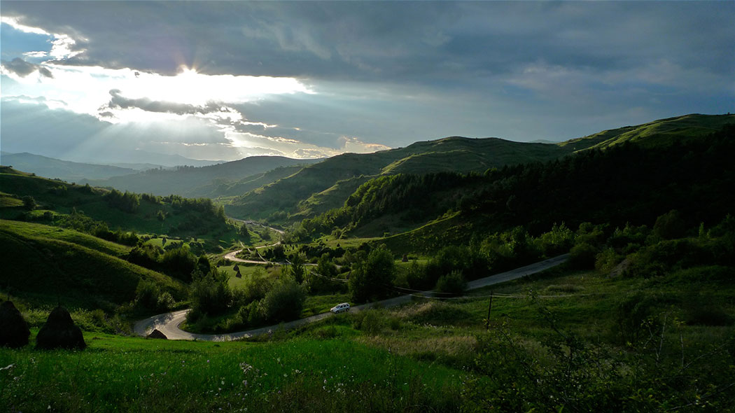 Weg durch Berge