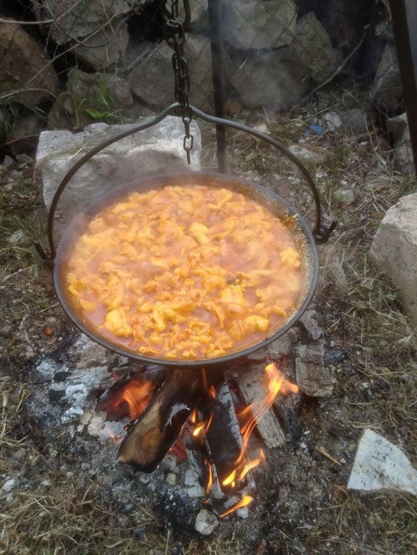 Essenstopf über einem Feuer