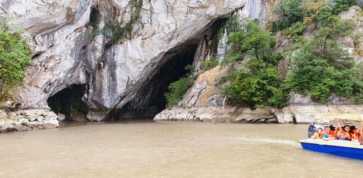 Höhleneingang im Fluss