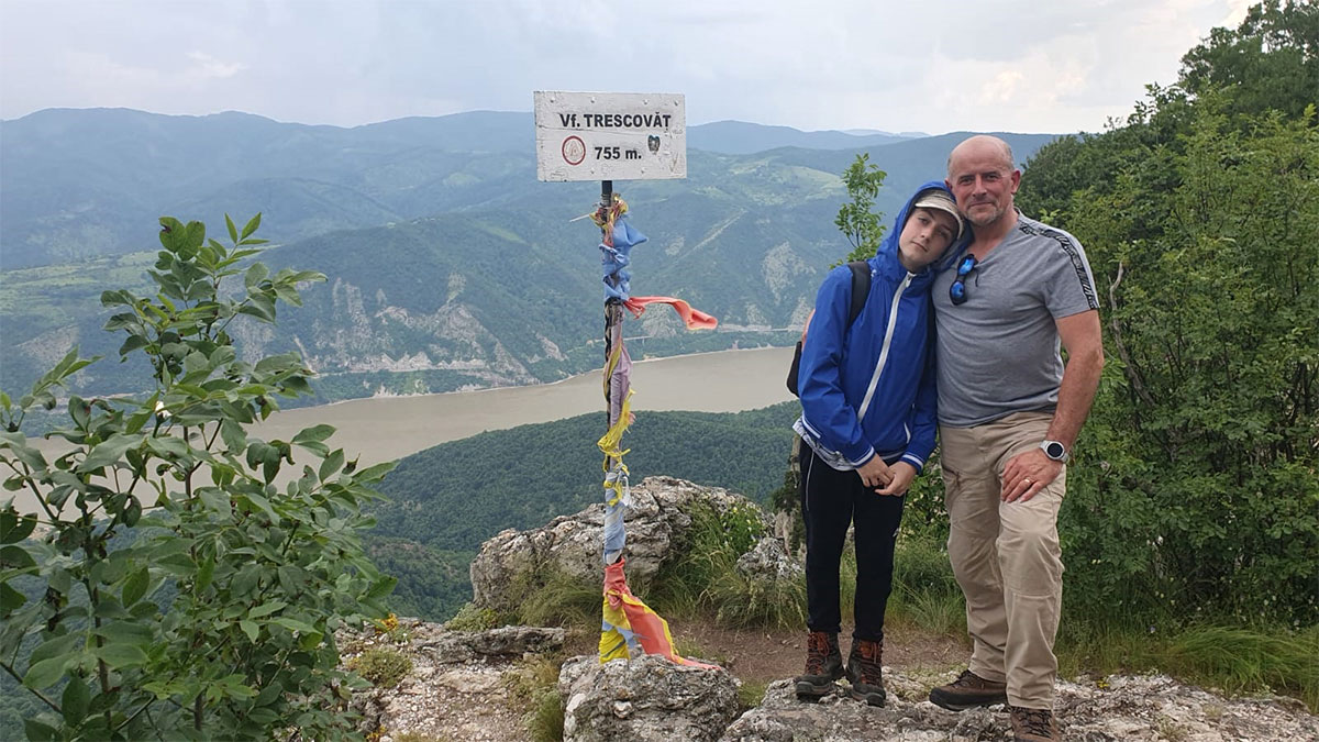 Vater und Sohn auf einem Berggipfel