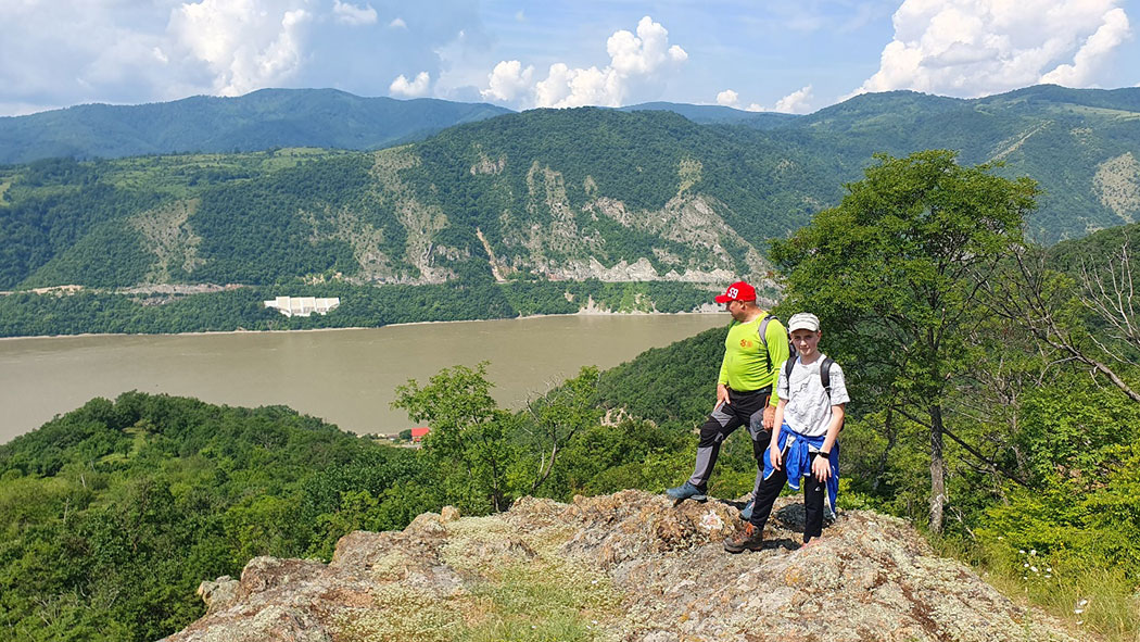 Vater und Sohn auf einem Berggipfel