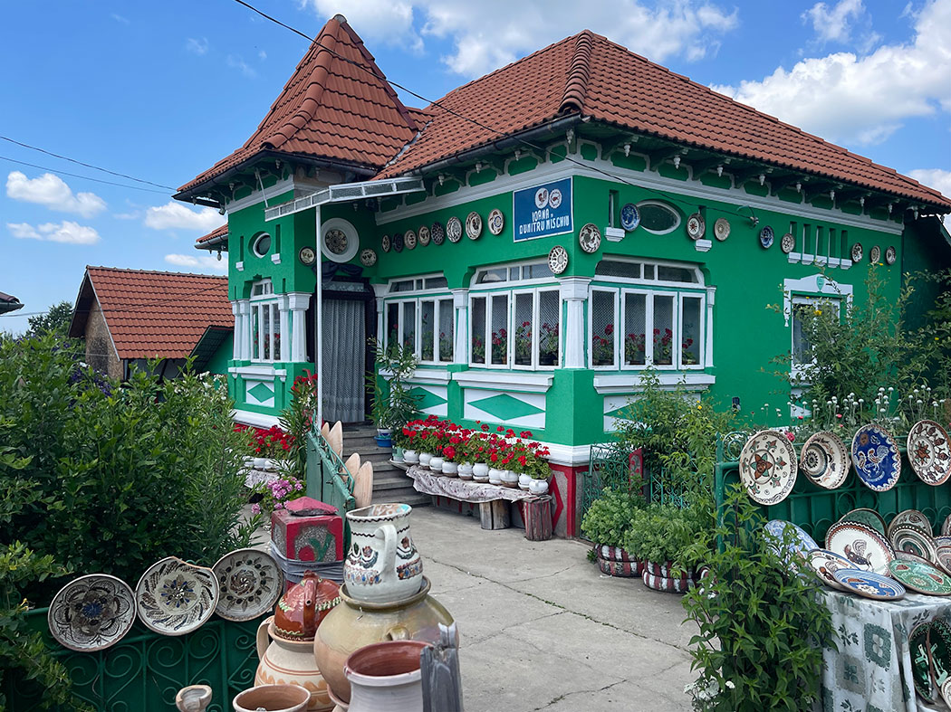 Keramik vor einem Haus ausgestellt