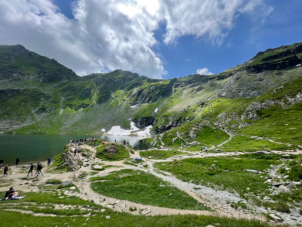 Bergsee mit vielen Touristen