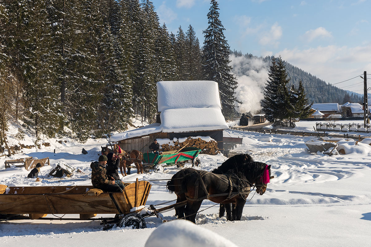 Eisenbahn und Pferdefuhrwerk