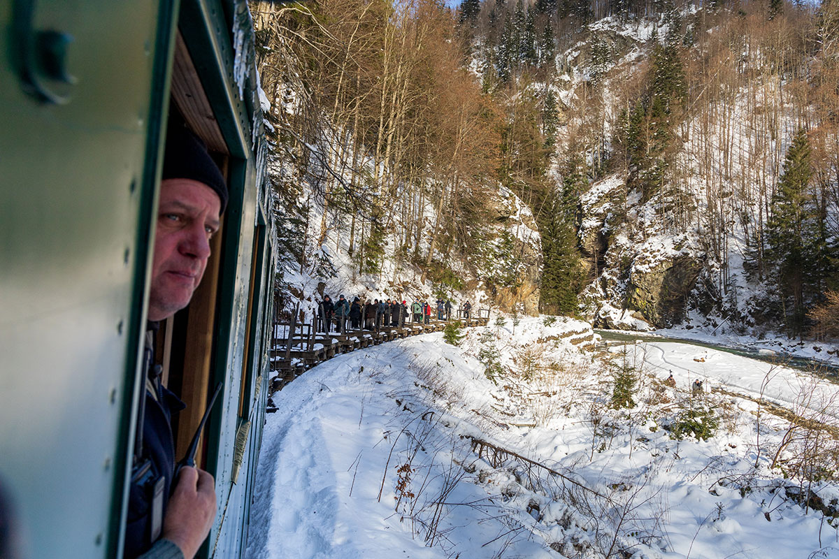 Eisenbahn fähr in einem Tal