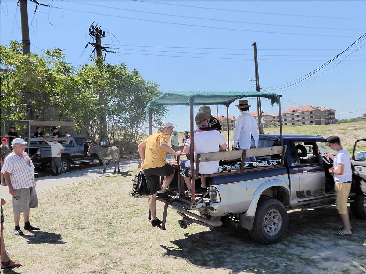 Touristen steigen auf Pickup