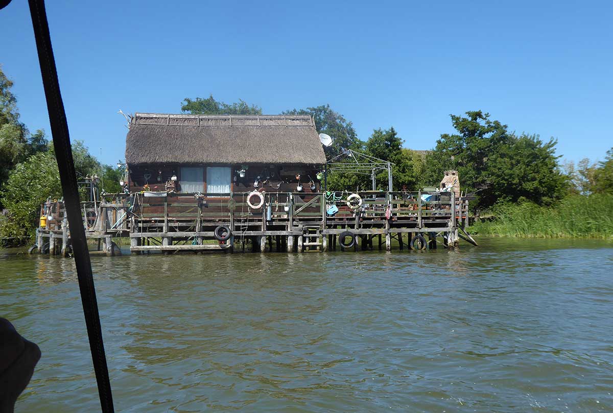 Holzhaus am Wasser
