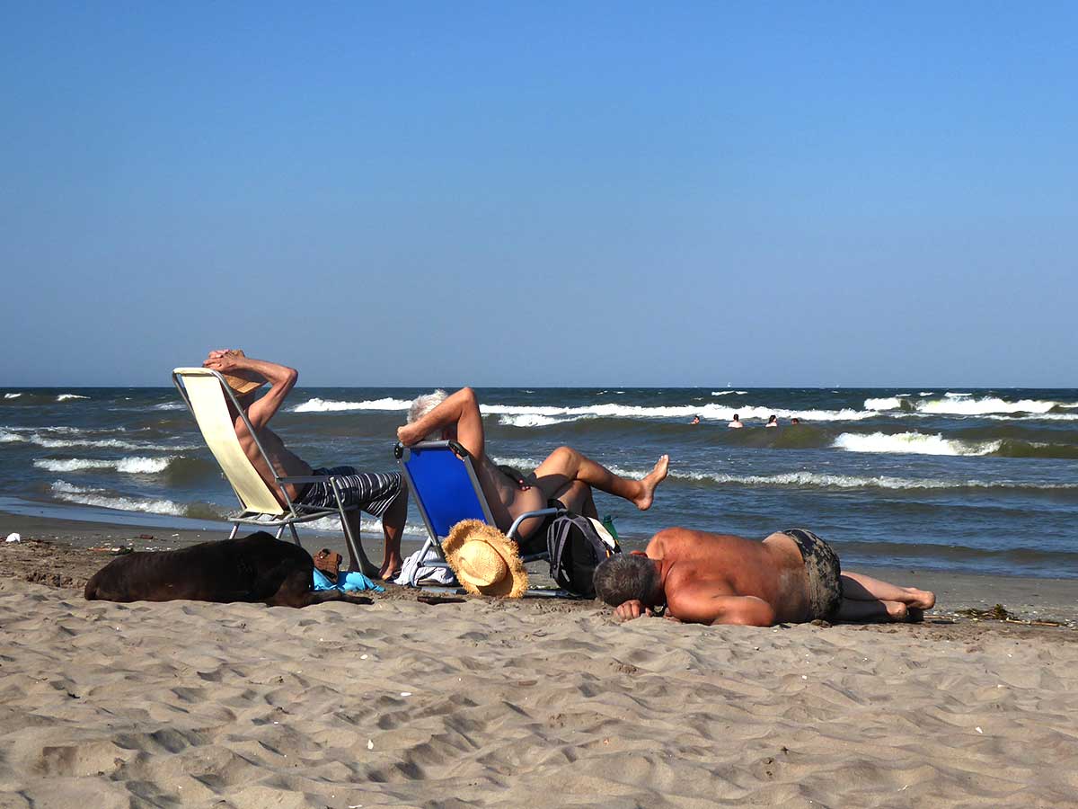 Männer sitzen am Meer