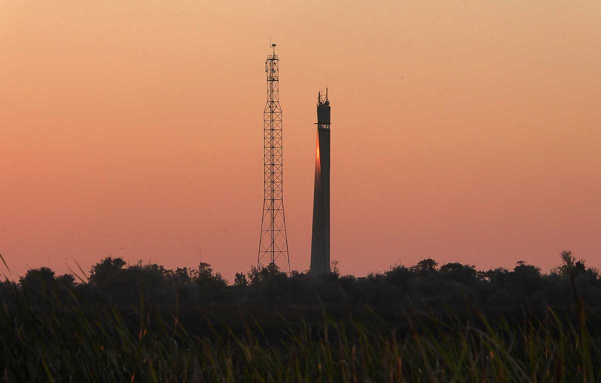 Funkturm und Leuchtturm im Abendlicht