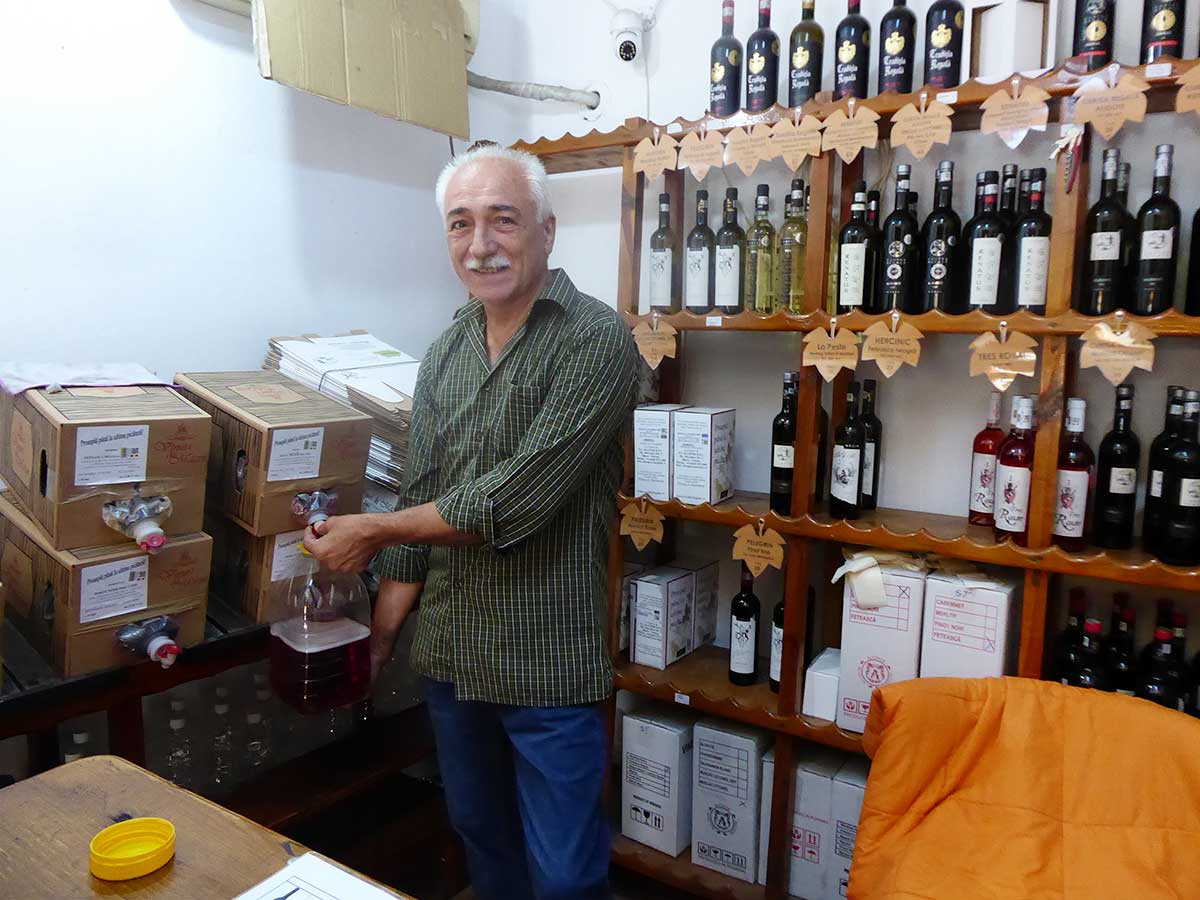 Mann im Weinladen
