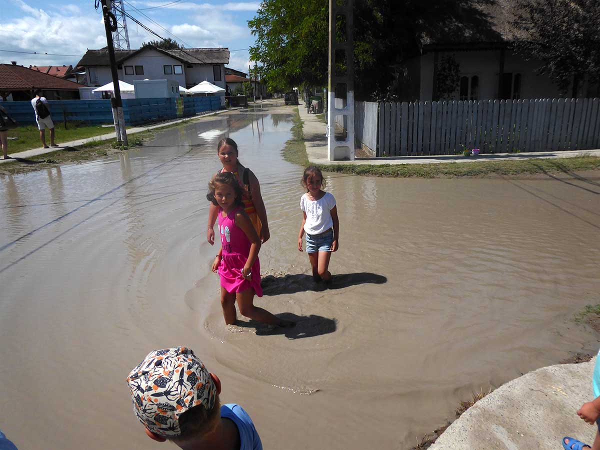 Kinder im Wasser