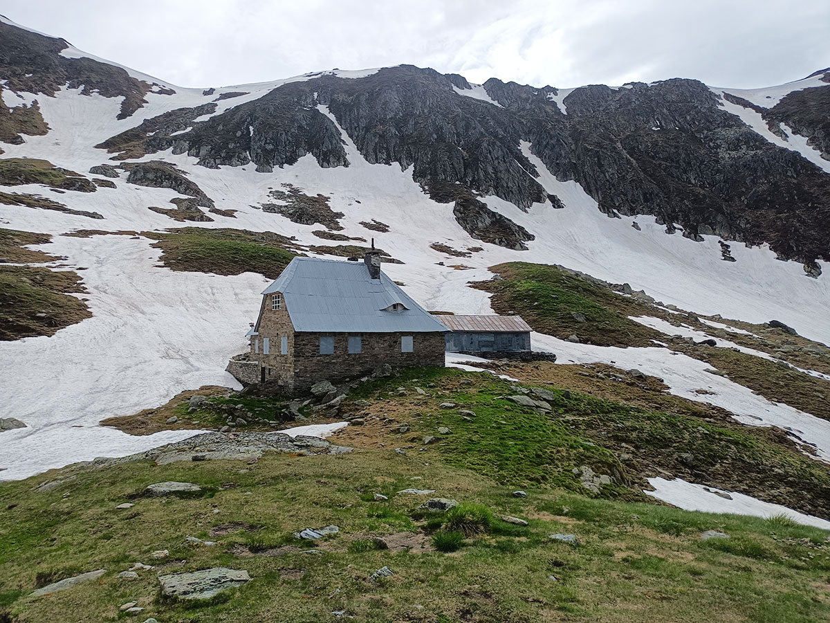 Gebirgshütte im Schnee