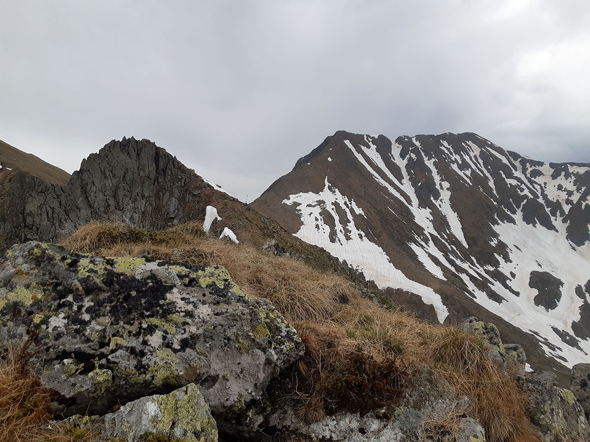 Felsen mit Schnee