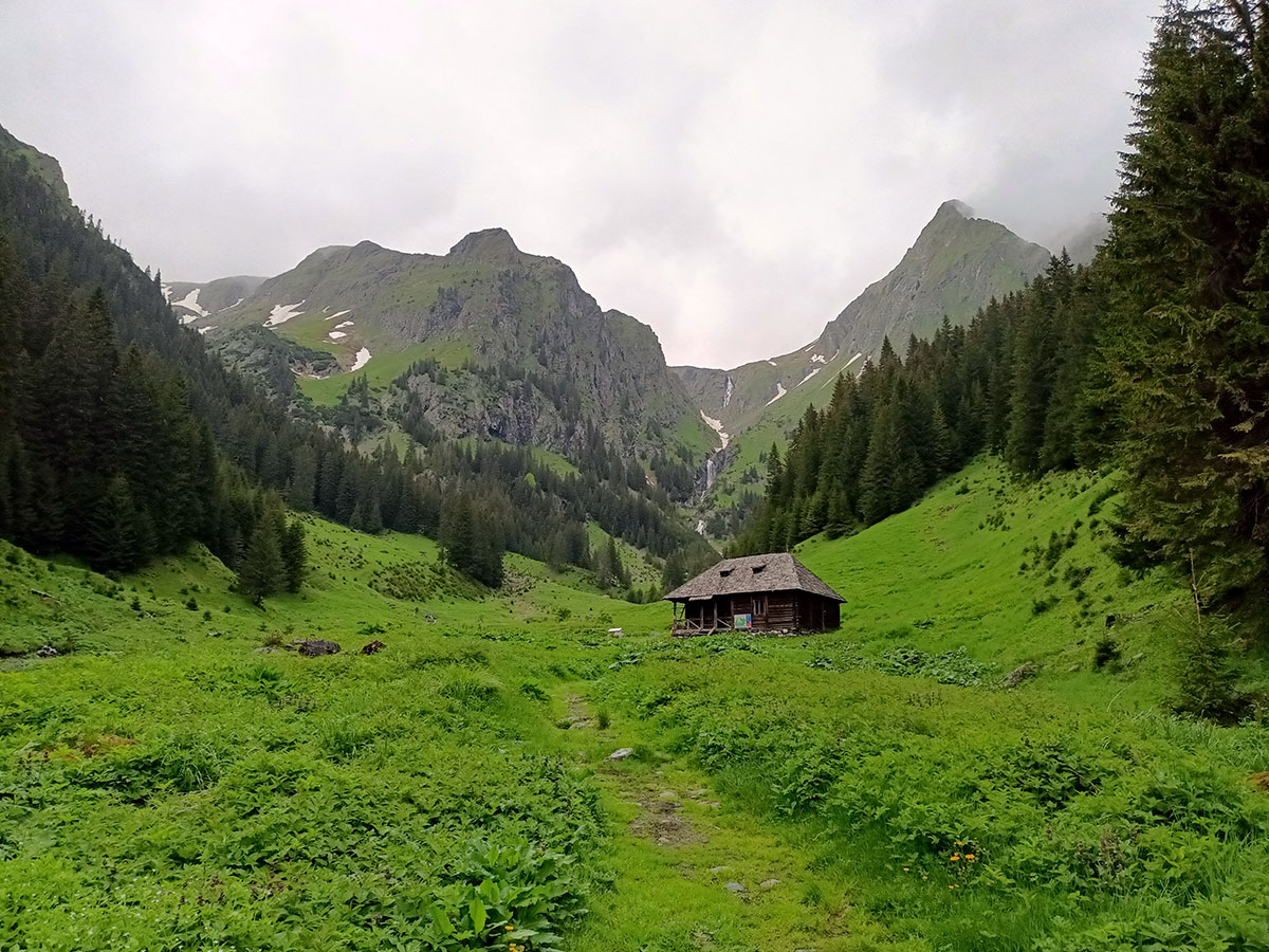 Holzhütte in einem Talkessel