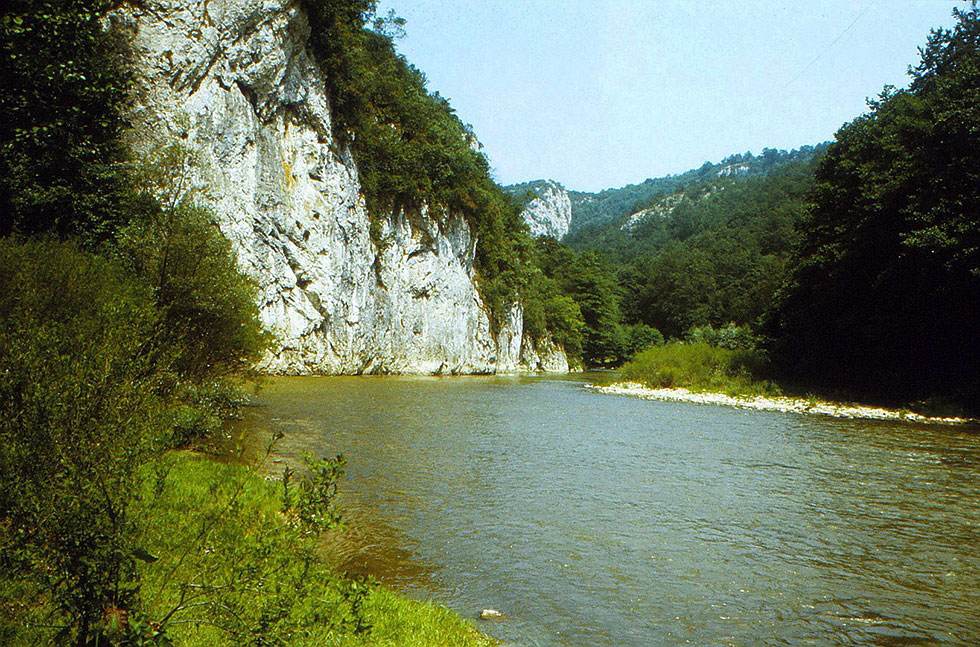 Fluss in Berglandschaft