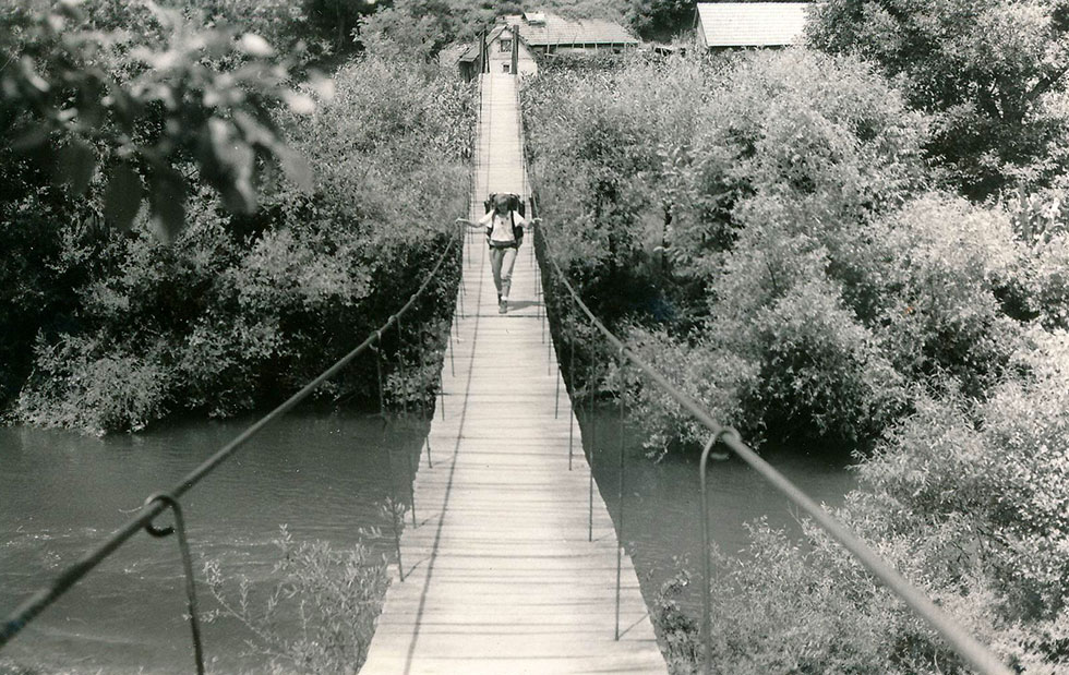 Wandererin auf einer Hängebrücke