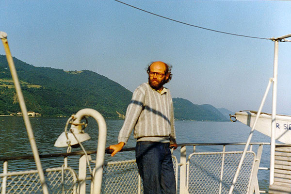 Autor auf dem Schiff in Donaulandschaft