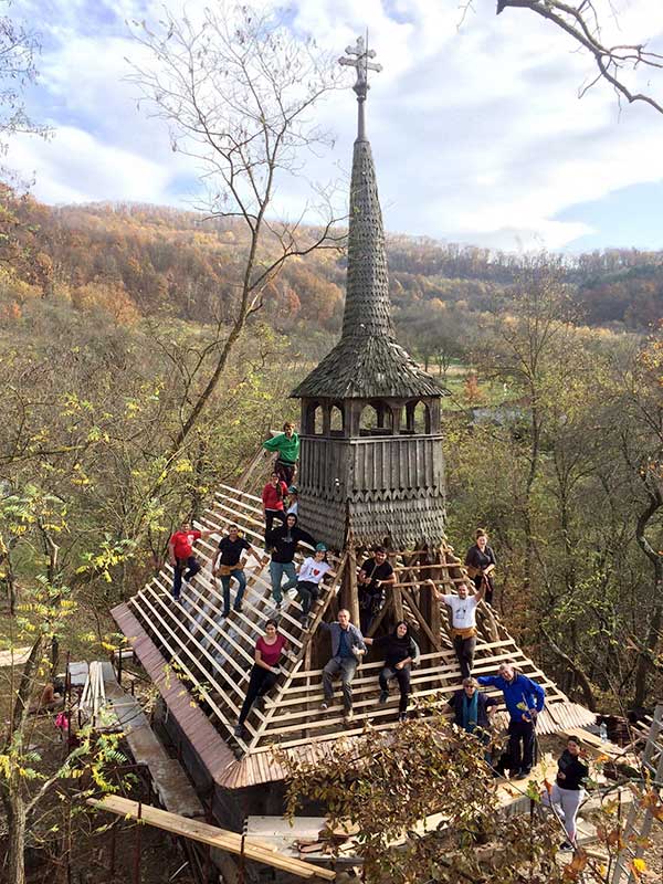 Menschen stehen auf einem Kirchendach