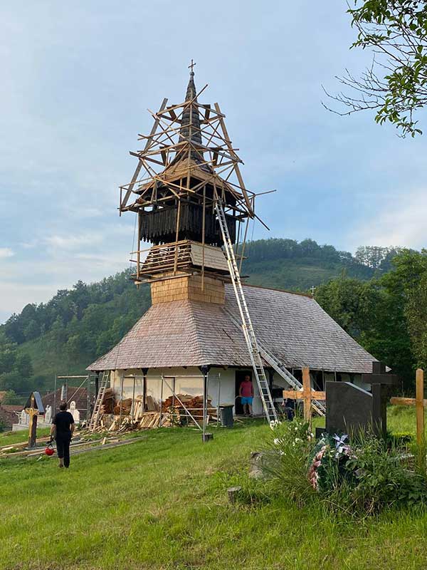eingerüstete Holzkirche