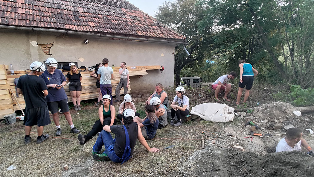 junge Menschen sitzen auf zusammenS