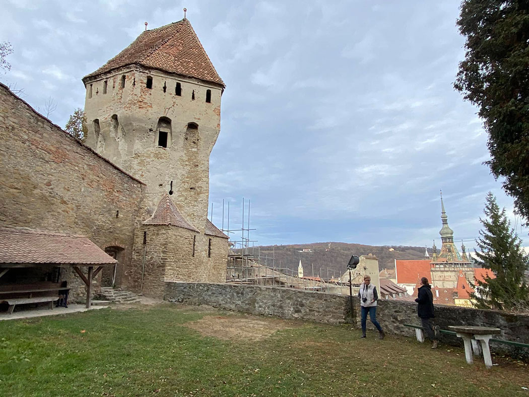 verfallener Turm mit einer Mauer