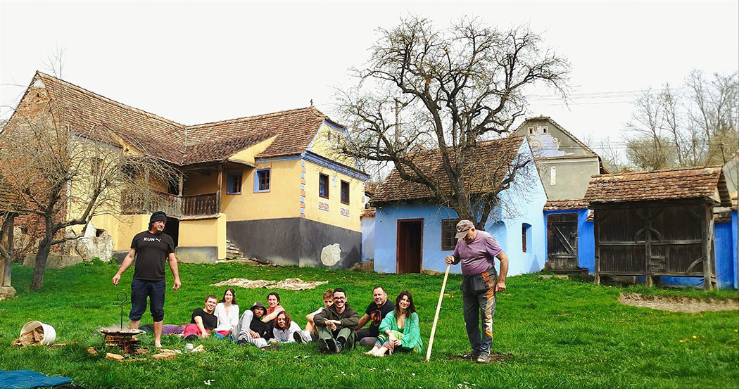 Menschen sitzen auf einer Wiese