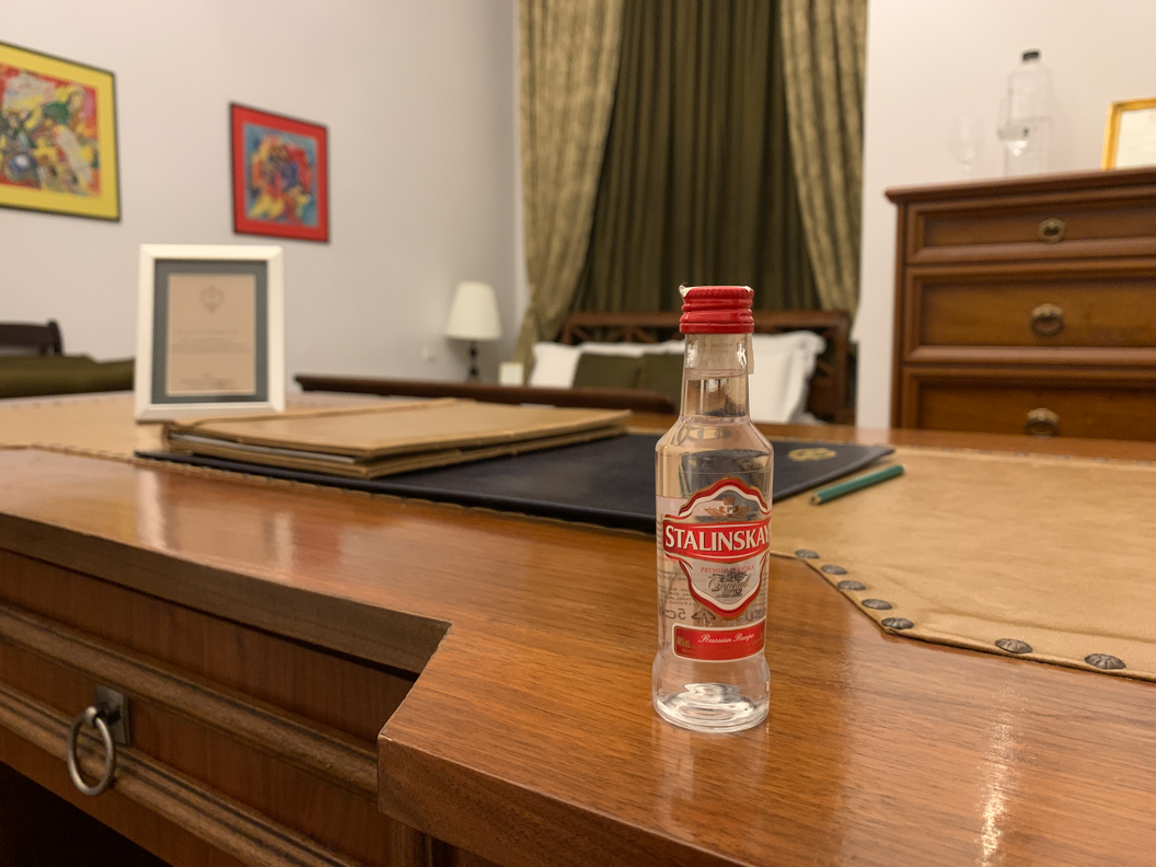 Flasche auf einem Schreibtisch