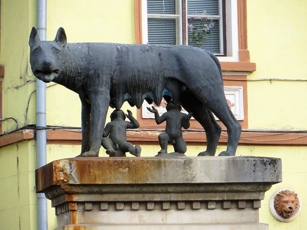 Statue eines Wolfes mit säugenden Kindern