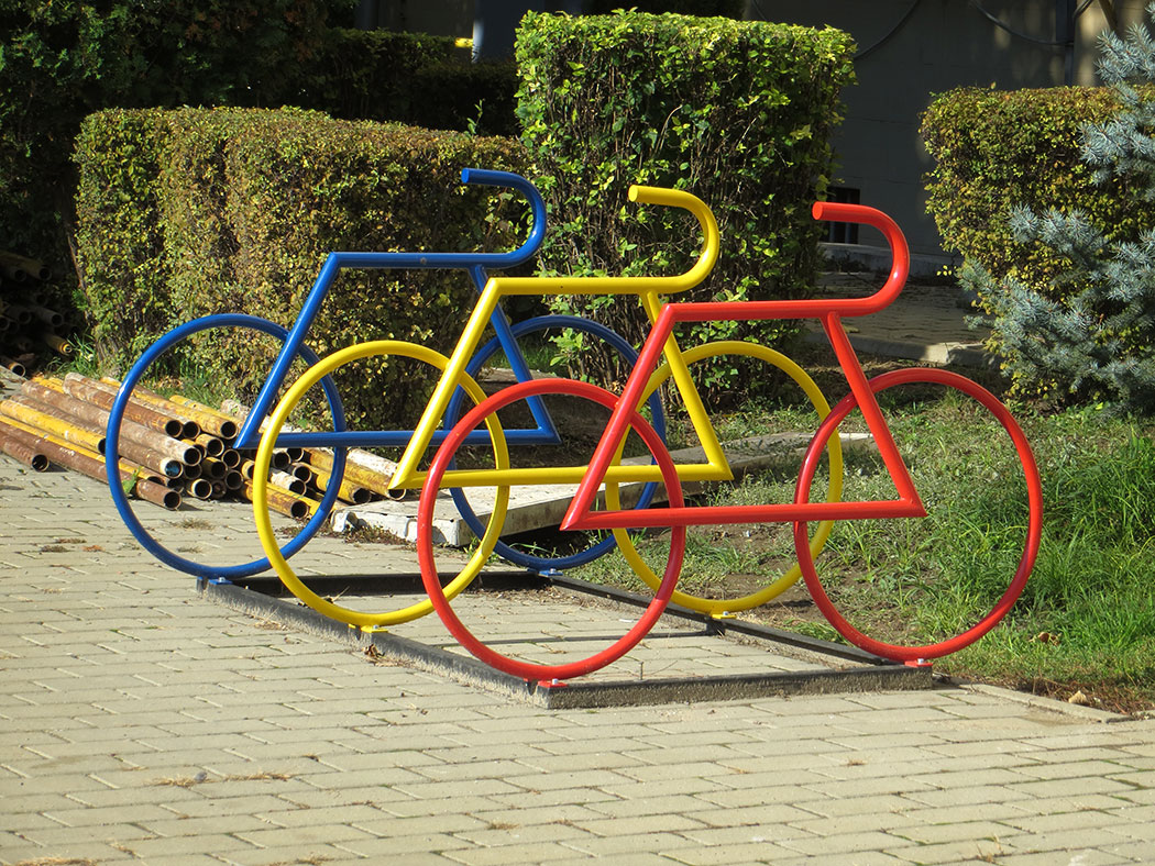 futuristischer Fahrradständer in den rumänischen Nationalfarben