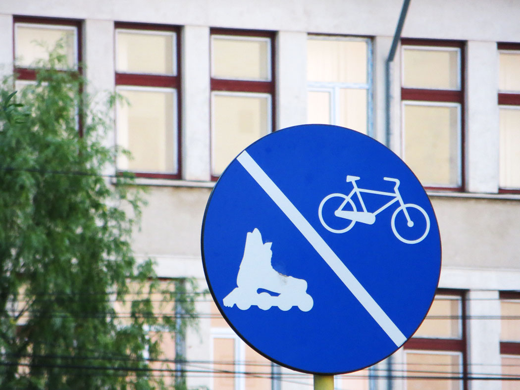 blaues Schild für Radfahrer und Skater