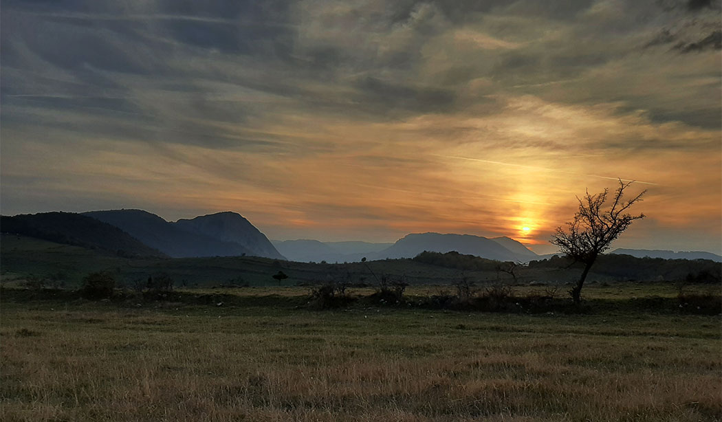 Sonnenuntergang hinter Berglandschaft