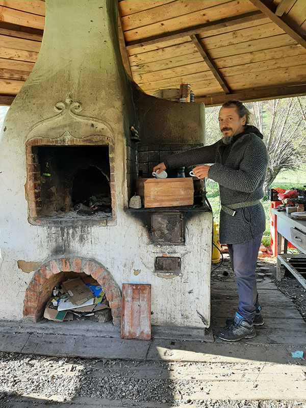 Mann kocht Kaffee