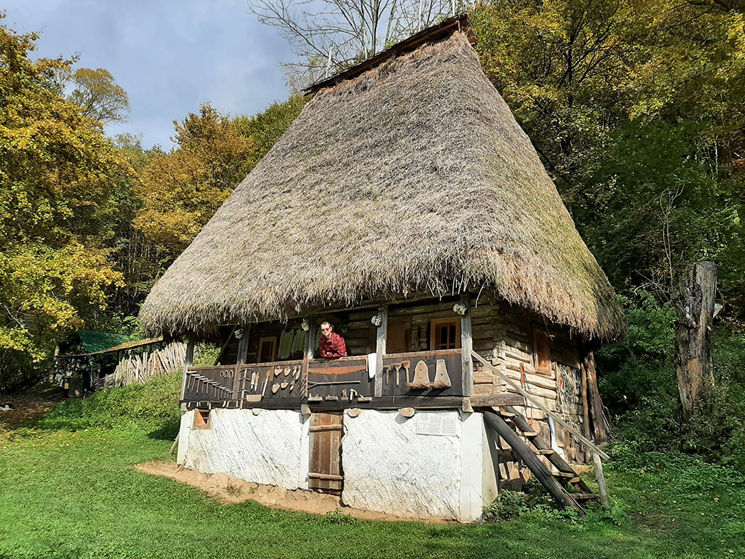 Mann steht auf Brüstung eines Motzenhauses