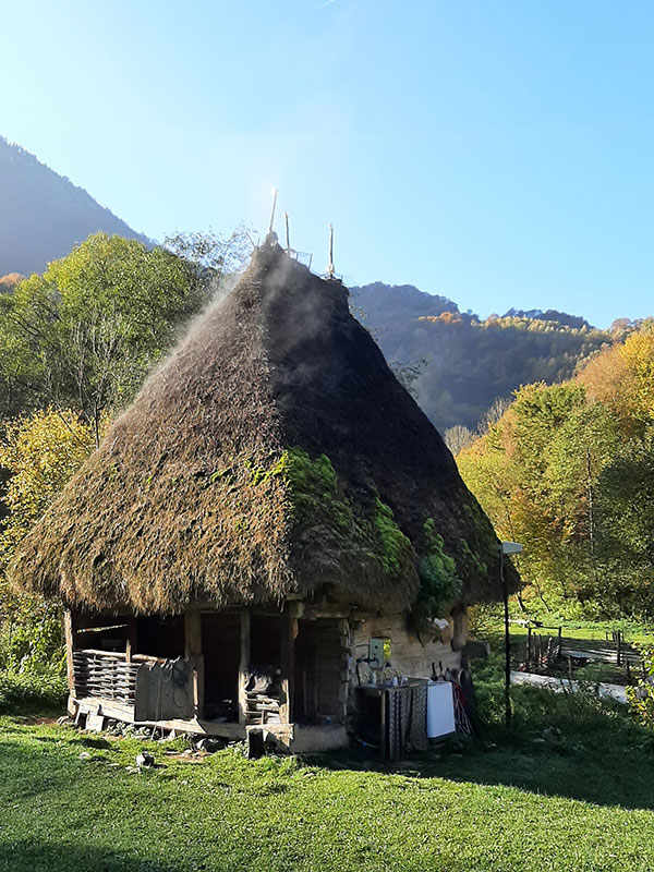 Haus vor Berglandschaft