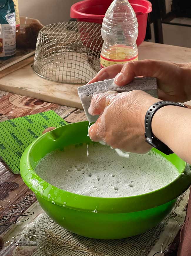 Ei wird in einer Schüssel gewaschen