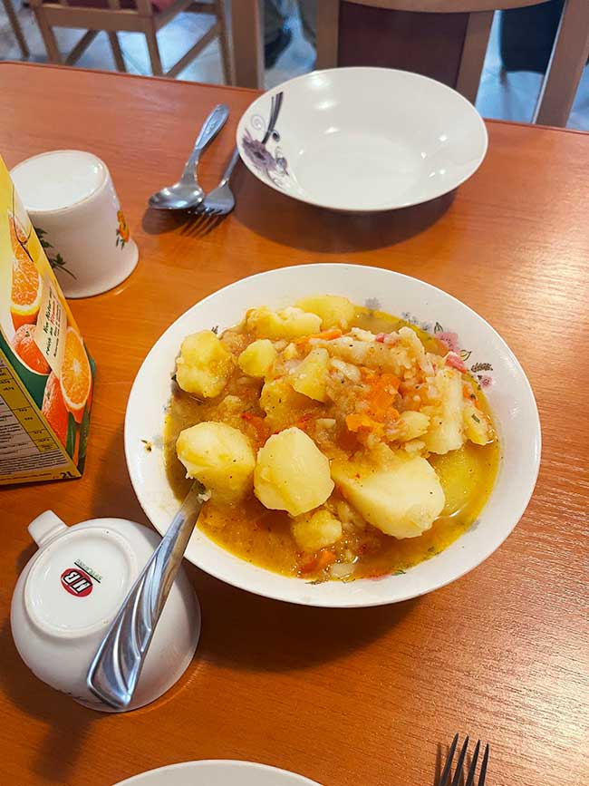 Teller mit Suppe