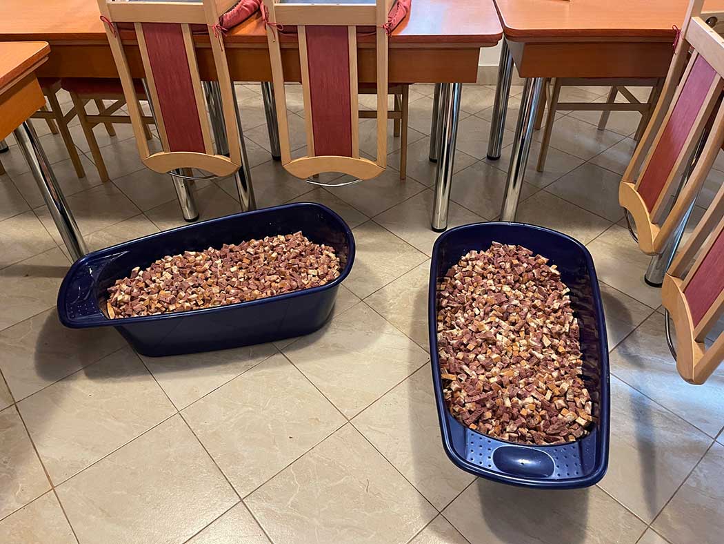 zwei Badewannen voll Brot