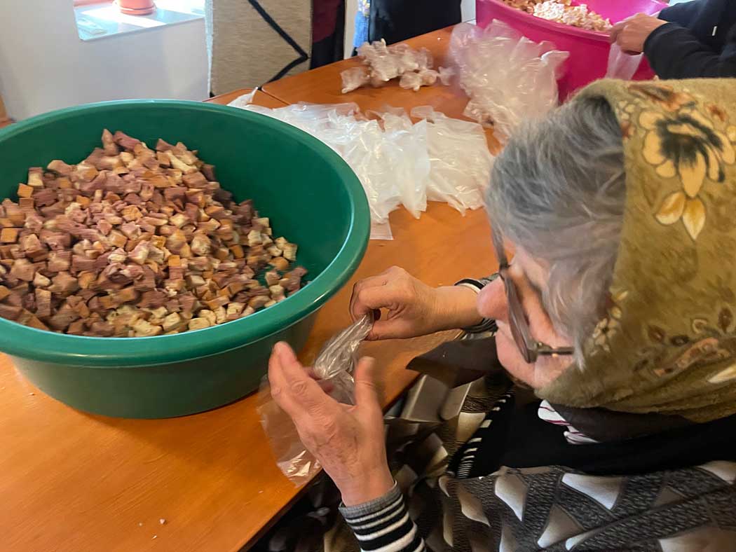 Frau tütet Brot ein