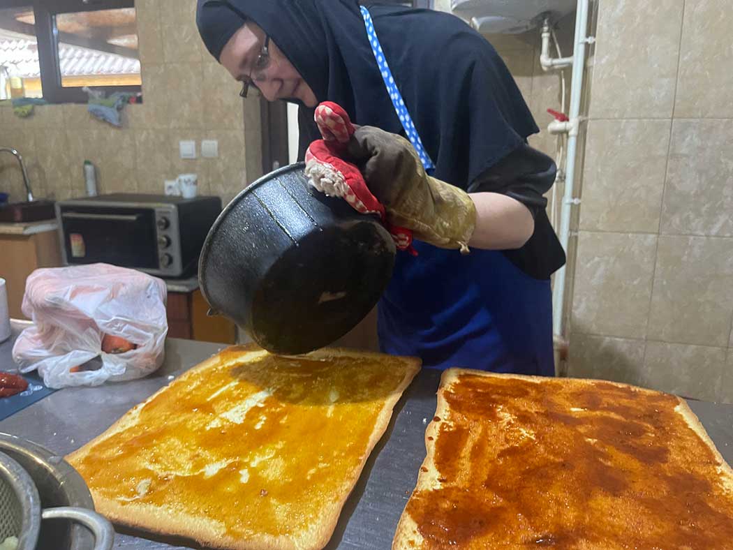 Nonne bäckt Kuchen