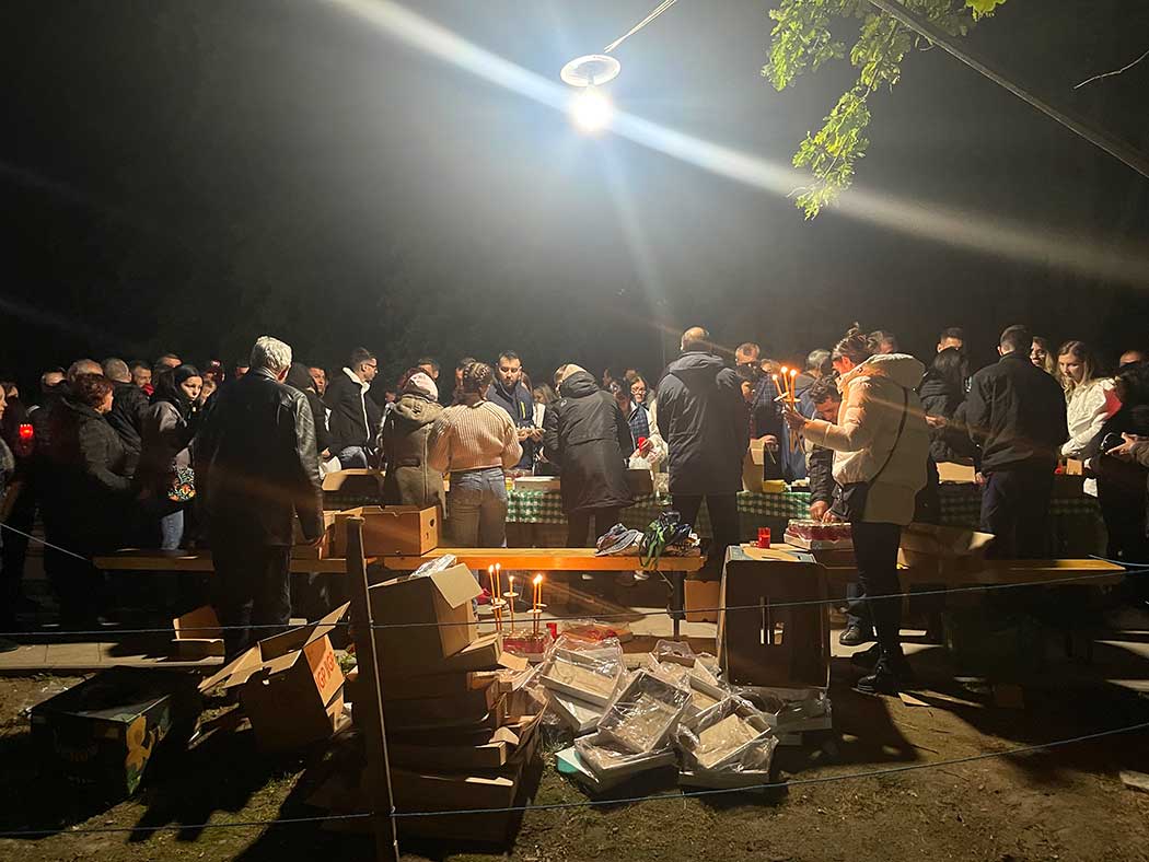 Menschen drängen sich an einem Kerzenstand