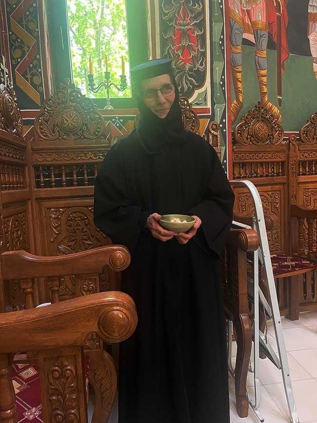 Nonne steht in einer Kirche