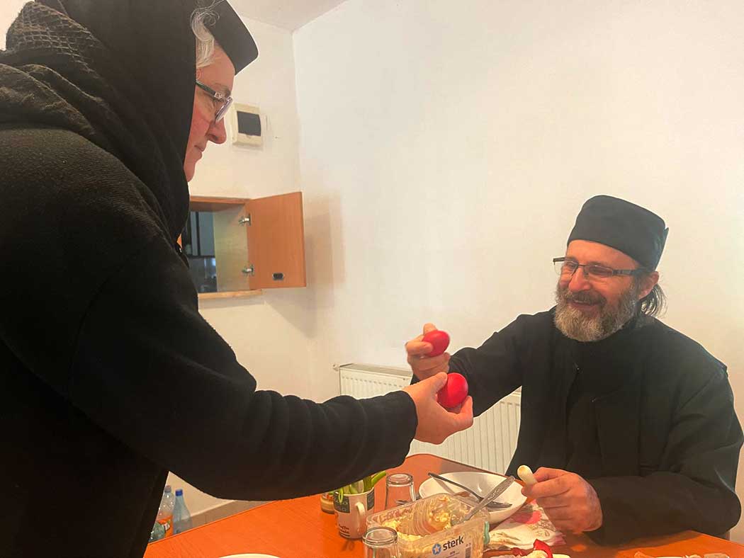 Eier werden aneinander geschlagen