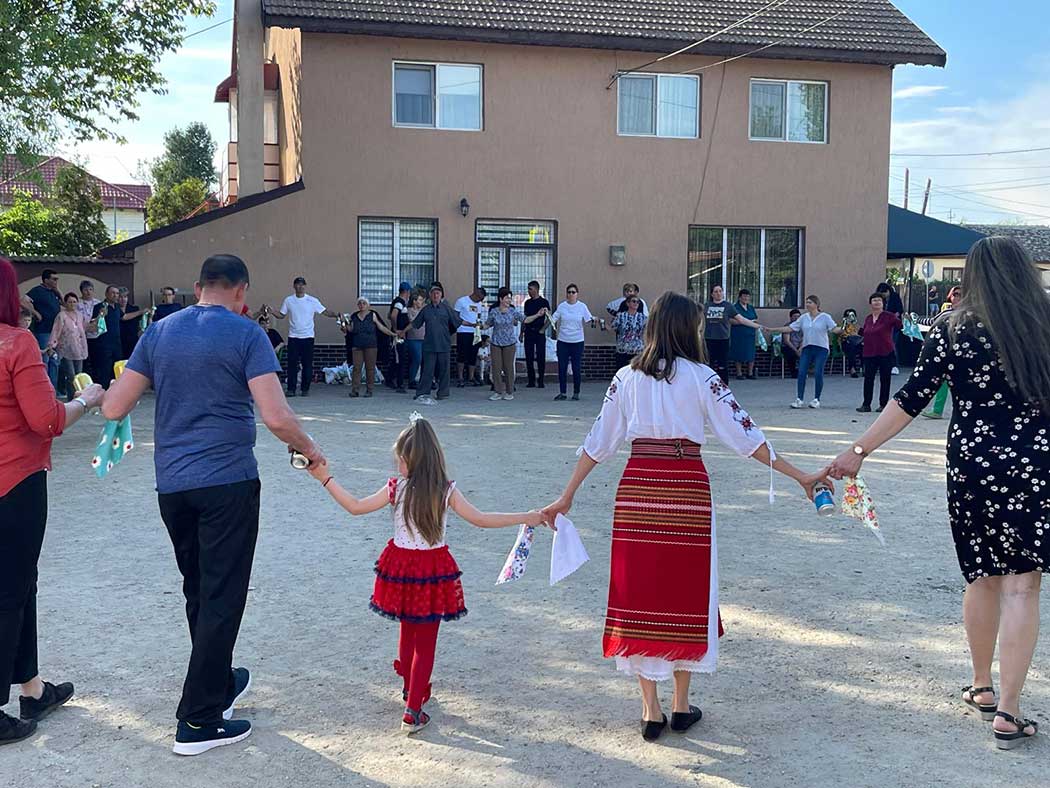 Menschen tanzen im Kreis