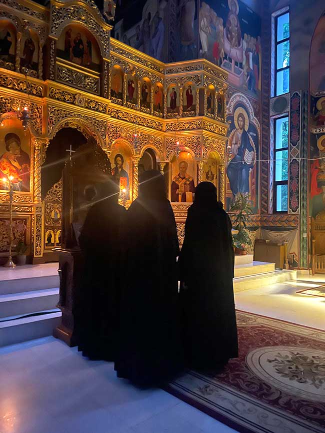 Nonnen vor einem Altar