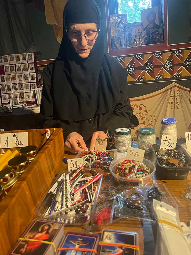 Nonne an einem Verkaufsstand