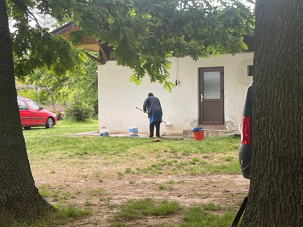 Nonne streicht eine Wand