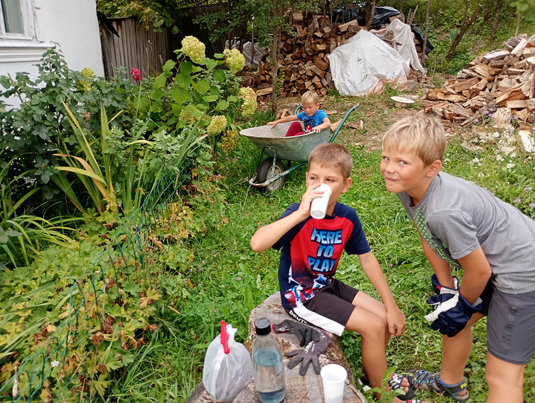 Kinder machen Pause bei der Arbeit