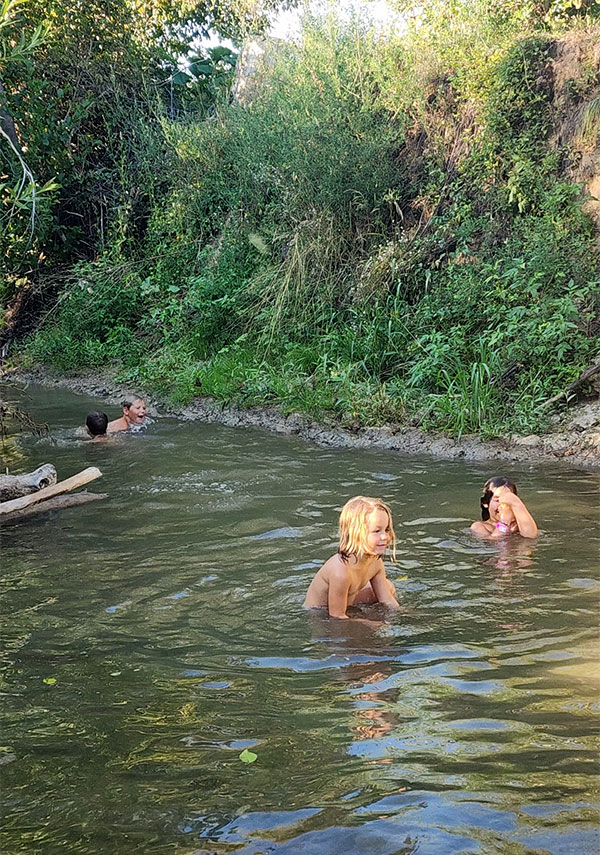 Kinder baden im Fluss