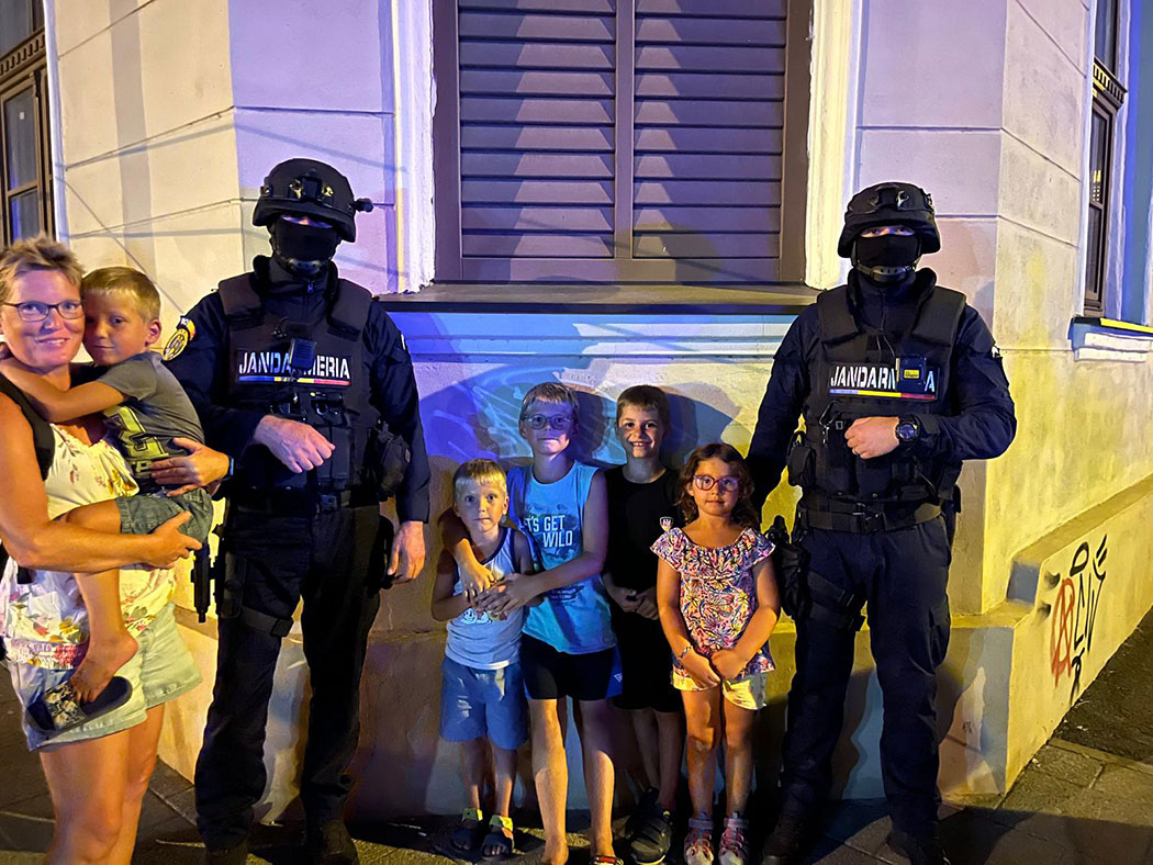 Kinder lassen sich mit Polizosten fotografieren